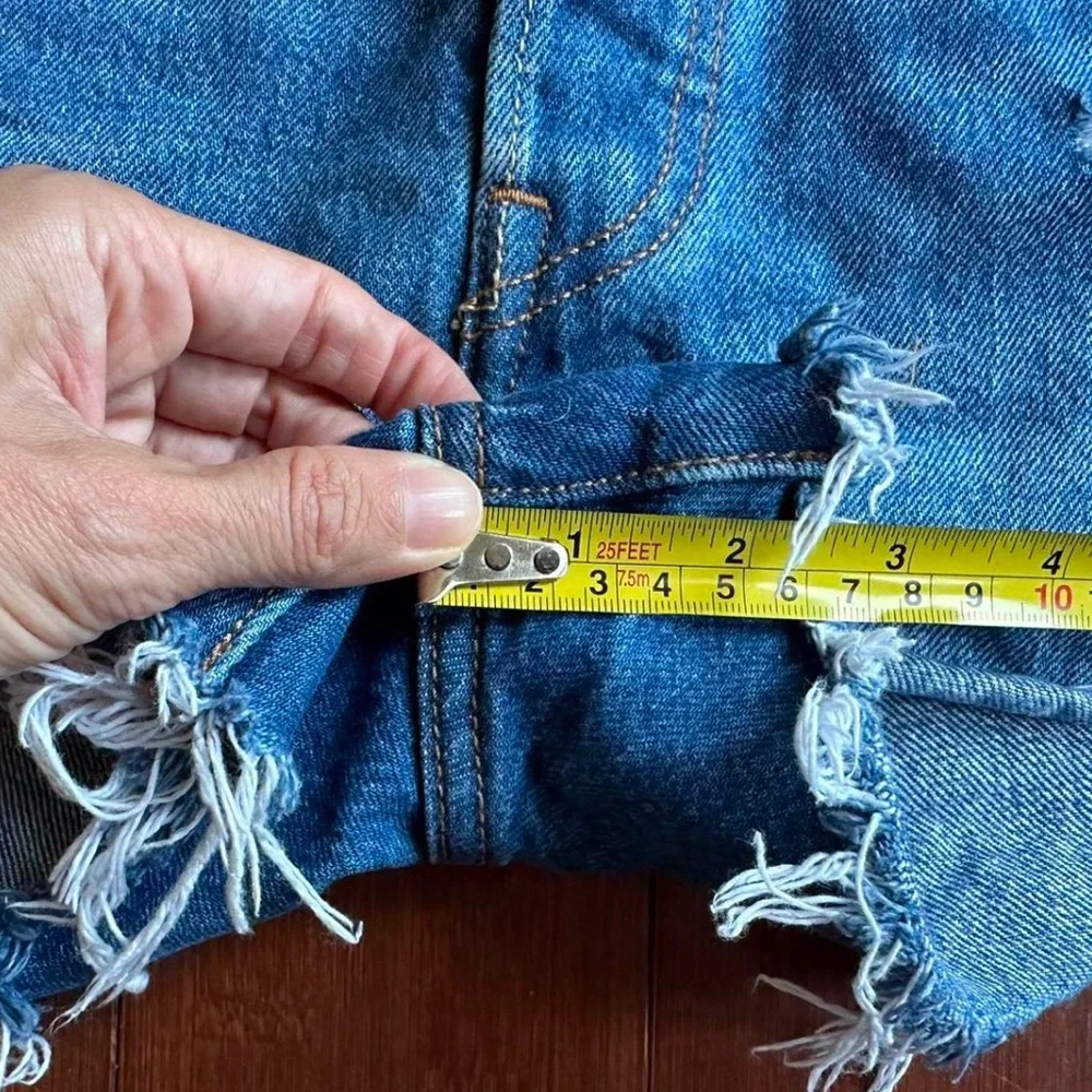 Distressed Denim Shorts‎